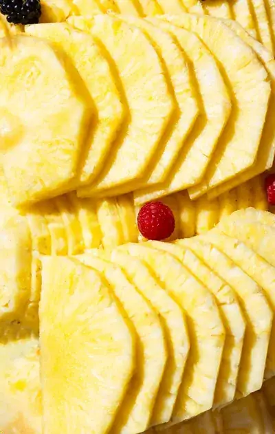 Ananas frais découpé au buffet de desserts de Kui-Zin