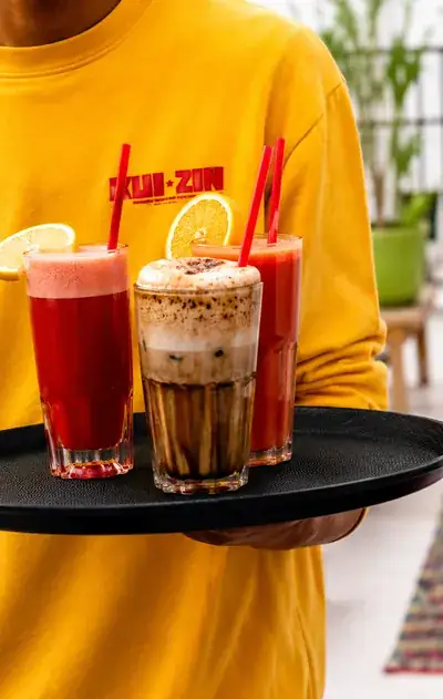 Plateau de jus de fruits frais et de cafe glace