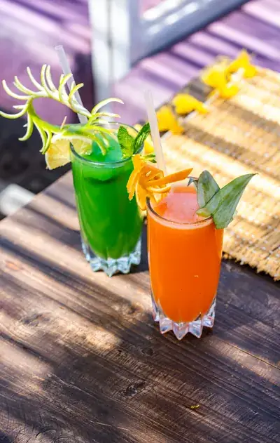 Deux jus de fruits frais servis sur la terrasse